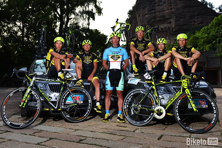 《鞋带挂钉非假球？中超门将失误曝职业联赛装备管理惊天漏洞(图1)