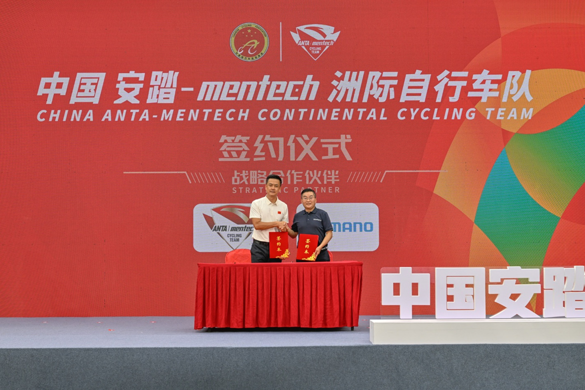 职业吃鸡高手云集的GAL联赛他们到底用什么装备(图1)