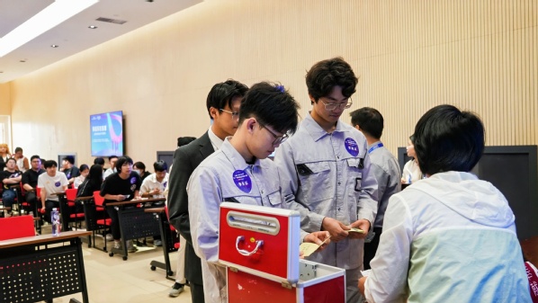 荣耀WIN游戏本重磅发布冠军机器人“闪电”现场助阵(图1)